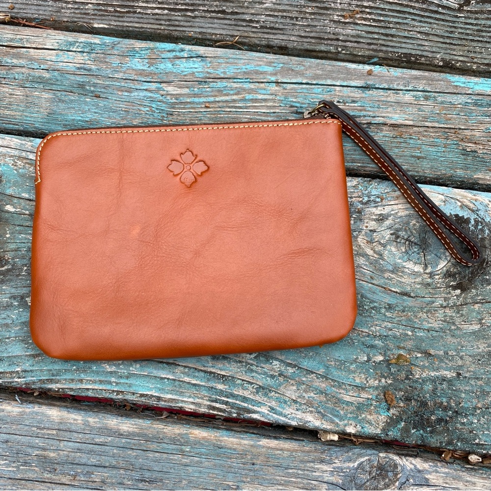 NWOT Patricia Nash Wristlet Clutch